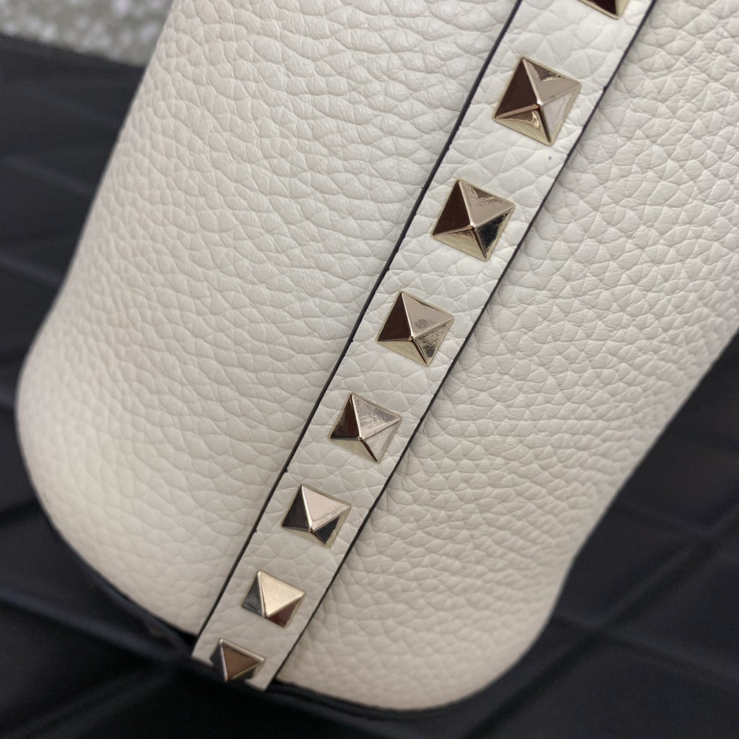 Valentino Garavani Rockstud Shoulder Bag in Ivory Grainy Calfskin